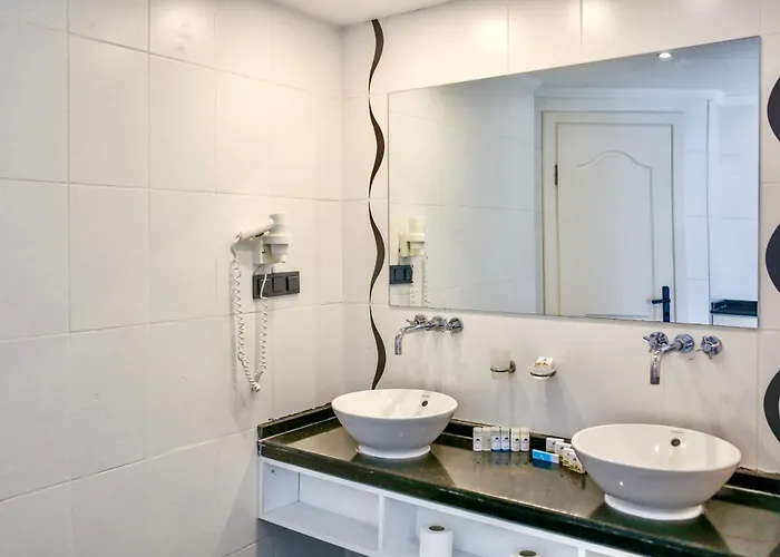 מלון Tropical Deluxe 4*