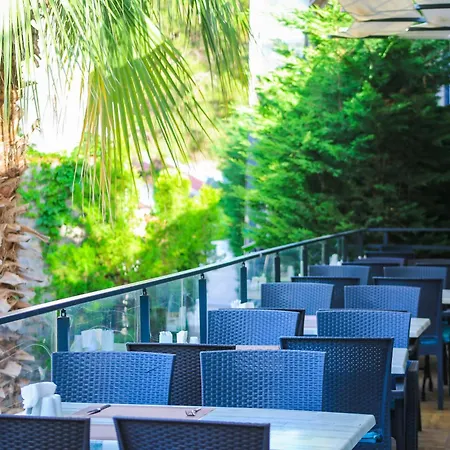 Tropical Deluxe Hotel