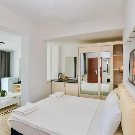 Tropical Deluxe Otel 4*